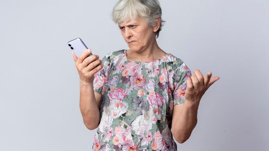 800 ZŁ ZA „WYŻSZĄ EMERYTURĘ”? TO OSZUSTWO! ZUS OSTRZEGA PRZED WYŁUDZENIAMI