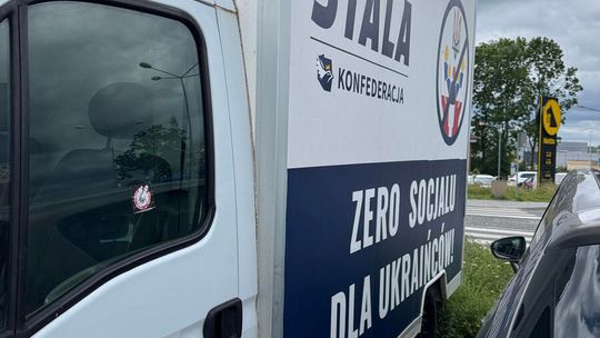 ANTY-UKRAIŃSKIE HASŁA DZIAŁACZA KONFEDERACJI. REKLAMOWY ZŁOM ZAJMUJE MIEJSCE PARKINGOWE