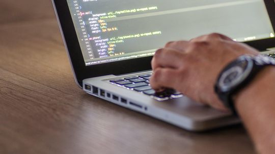 Dorośli i młodzież rozmijają się w postrzeganiu cyberzagrożeń. Dzieci najbardziej boją się hejtu ze strony rówieśników