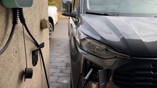 JEŹDZILIŚMY TRANSITEM CUSTOM. HYBRYDA PLUG-IN