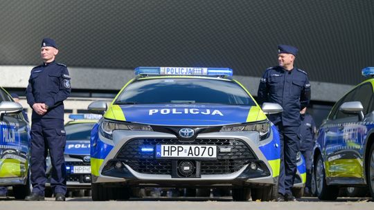 KOMENDA POWIATOWA POLICJI W ZAWIERCIU OTRZYMAŁA NOWE RADIOWOZY HYBRYDOWE TOYOTA COROLLA. ZDJĘCIA