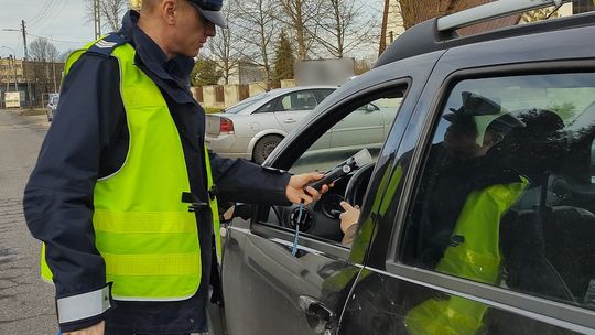 MYSZKÓW. PIJANA 37-LATKA WJECHAŁA W BARIERY OCHRONNE PRZY DRODZE. POLICJANTOM CHCIAŁA DAĆ ŁAPÓWKĘ