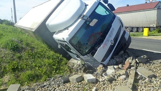 MYSZKÓW. PIJANY 25-LATEK (3,3 PROMILA ALKOHOLU W ORGANIZMIE) KIERUJĄCY AUTEM OSOBOWYTM DOPROWADZIŁ DO KOLIZJI Z DOSTAWCZYM REMAULT. ZDJĘCIA