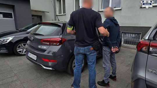 MYSZKÓW. PIJANY KIEROWCA (3,5 PROMILA ALKOHOLU W ORGANIZMIE) UCIEKAL PRZED POLICJĄ. MIAŁ JUŻ DOŻYWOTNI ZAKAZ PROWADZENIA POJAZDÓW ZA JAZDĘ PO PIJANEMU