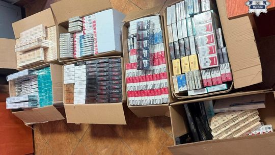 MYSZKÓW. POLICJANCI ZAREKWIROWALI NA TARGOWISKU W ŻARKACH PRAWIE 60 TYSIĘCY NIELEGAKNYCH PAPIEROSÓW I TYTOŃ