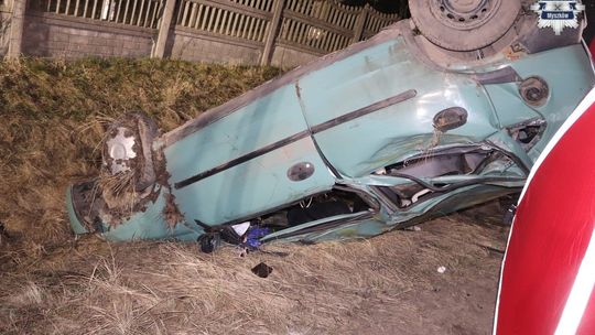 MYSZKÓW. TRAGICZNY WYPADEK W STAREJ HUCIE, ZGINĄŁ 33-LETNI PASAŻER AUTA. 21-LETNI KIEROWCA BYŁ NIETRZEŹWY. ŚLĄSKA POLICJA OGŁOSIŁA CZARNY ALERT