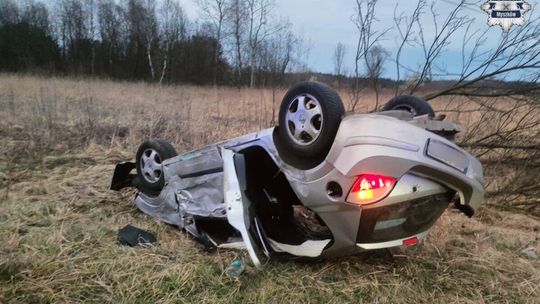 MYSZKÓW. ZA KIEROWNICĄ OPLA SIEDZIAŁ 19-LATEK. WJECHAŁ W DRZEWO, AUTO DACHOWAŁO, 5 OSÓB RANNYCH. LĄDOWAŁ ŚMIGŁOWIEC RATUNKOWY. ZDJĘCIA