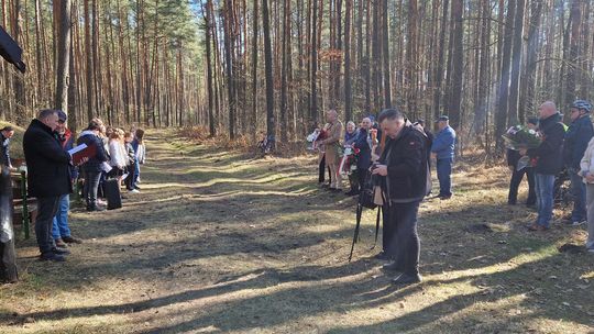 Uroczystość 162. rocznicy potyczki Powstańców Styczniowych pod Kuźnicą Masłońską na polanie w Kazimierówce