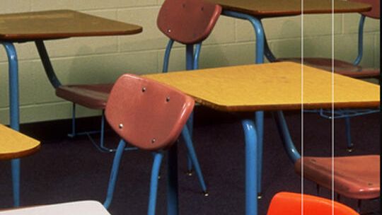 ZASTANAWIASZ SIĘ, CZY ZAPISAĆ SWOJE DZIECKO DO SZKOŁY W CHMURZE ALBO ZDECYDOWAĆ SIĘ NA EDUKACJĘ DOMOWĄ? ZANIM PODEJMIESZ DECYZJĘ, SIĘGNIJ PO KSIĄŻKĘ „DZIECI W CHMURZE” IWONY DUDZIK