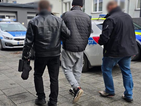 39-LATEK USŁYSZAŁ ZARZUT USIŁOWANIA ZABÓJSTWA TRZECH OSÓB. Próbował je rozjechać samochodem