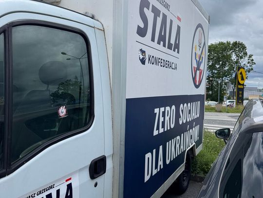 ANTY-UKRAIŃSKIE HASŁA DZIAŁACZA KONFEDERACJI. REKLAMOWY ZŁOM ZAJMUJE MIEJSCE PARKINGOWE