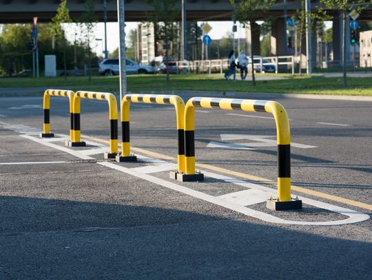 Bariery ochronne drogowe - dlaczego powinny być częściej montowane w miastach?