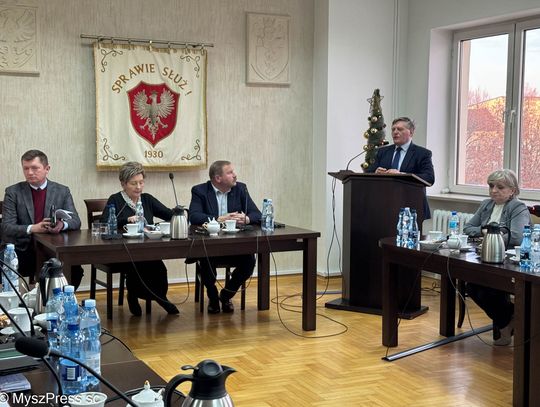 BURZLIWA SESJA W SPRAWIE SZKÓŁ. BURMISTRZ ŚLĘCZKA PRZEPRASZA