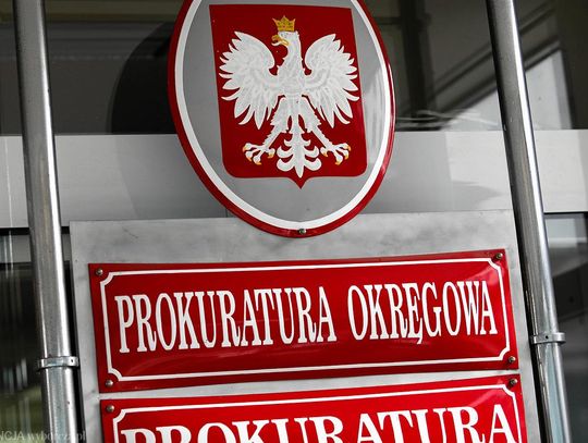 BYŁO ICH TRZECH W KOMIARKACH  WYŁAMALI DRZWI MIESZKANIA I OMAL NIE ZATŁUKLI MACZETAMI 40-LATKA