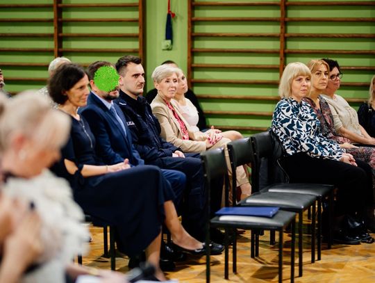 CHĘTNIE STANĘLI DO ZDJĘCIA Z PODEJRZANYM O ZBRODNIĘ