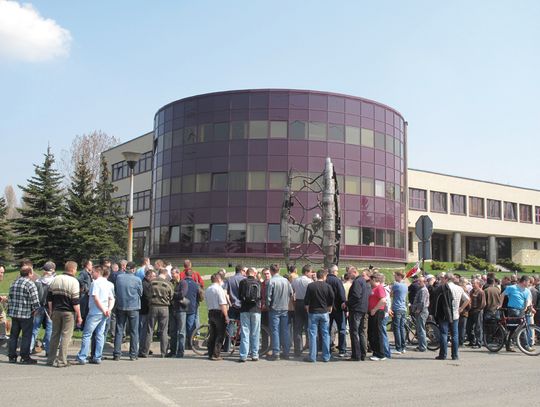 CMC REZYGNUJE ZE ZWOLNIEŃ GRUPOWYCH