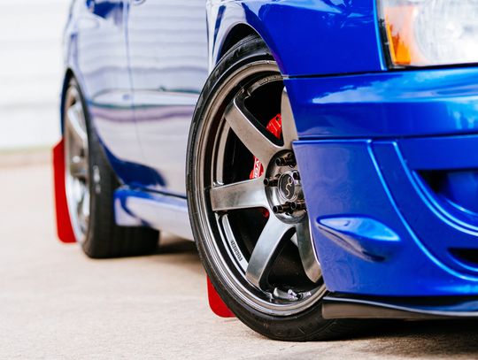 Czyszczenie felg za pomocą płynu do mycia felg samochodowych 