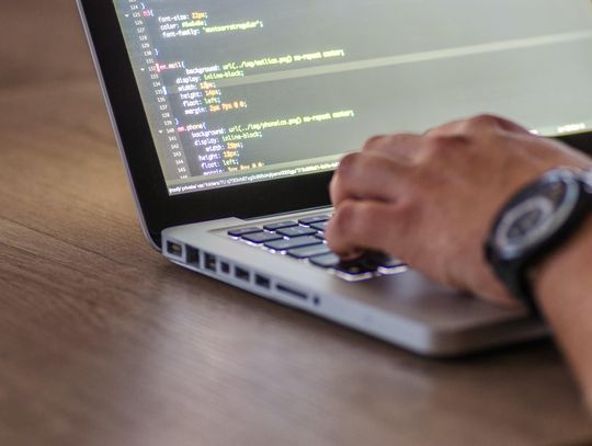 Dorośli i młodzież rozmijają się w postrzeganiu cyberzagrożeń. Dzieci najbardziej boją się hejtu ze strony rówieśników