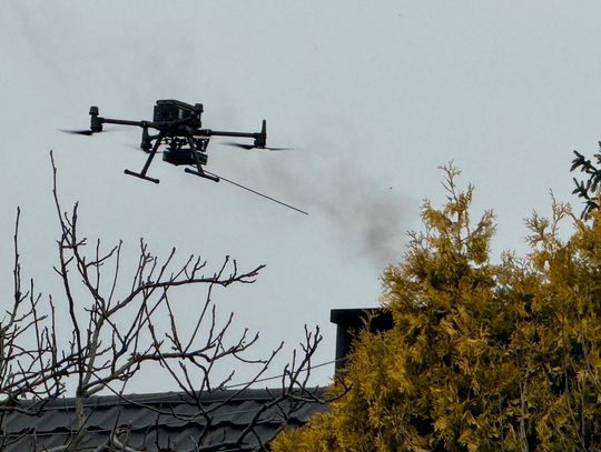 DRON NAD KOMINEM BUDZI CIEKAWOŚĆ. „DLACZEGO LATACIE NAD MOIM NIEBEM?” -MÓWIĄ CZASEM MIESZKAŃCY