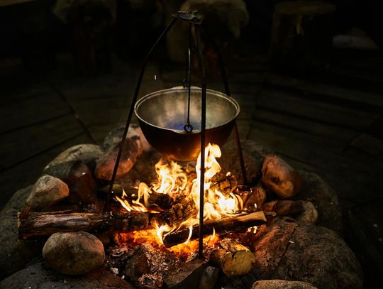 Gotowanie na ogniu - Kontrola temperatury i czasu podczas przygotowywania dań jednogarnkowych w kociołku