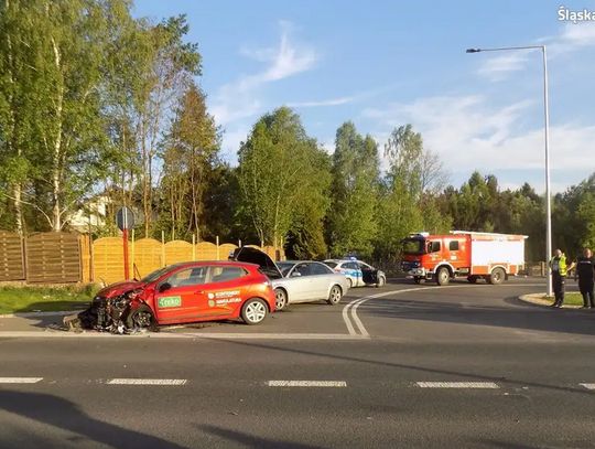 GROŹNY WYPADEK NA ULICY KOZIEGŁOWSKIEJ. DWOJE DZIECI RANNYCH. ZDERZENIE TRZECH AUT