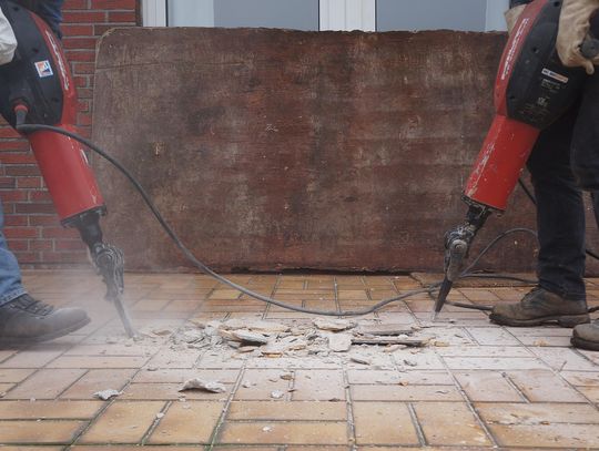 Jak odbywa się wynajem kontenera na gruz?