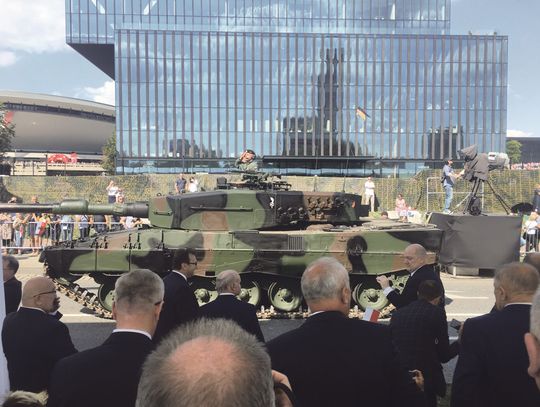 JAK OGLĄDALIŚMY DEFILADĘ Z TRYBUNY HONOROWEJ JAK OGLĄDALIŚMY DEFILADĘ Z TRYBUNY HONOROWEJ