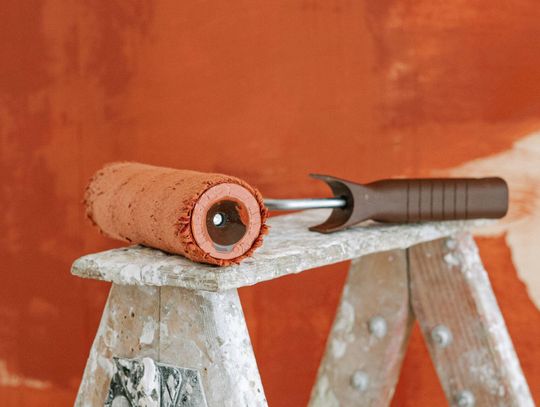 Jak wybrać odpowiednią farbę do swojego projektu? Poradnik krok po kroku - fabryka farb AKSIL