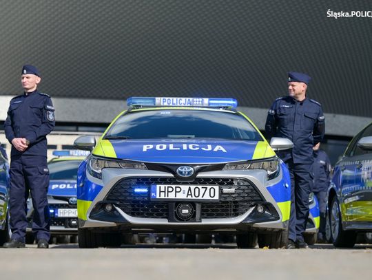 KOMENDA POWIATOWA POLICJI W ZAWIERCIU OTRZYMAŁA NOWE RADIOWOZY HYBRYDOWE TOYOTA COROLLA. ZDJĘCIA