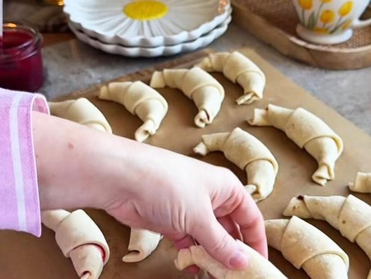 Kruche rogaliki z 3 składników – szybki przepis na maślane pyszności