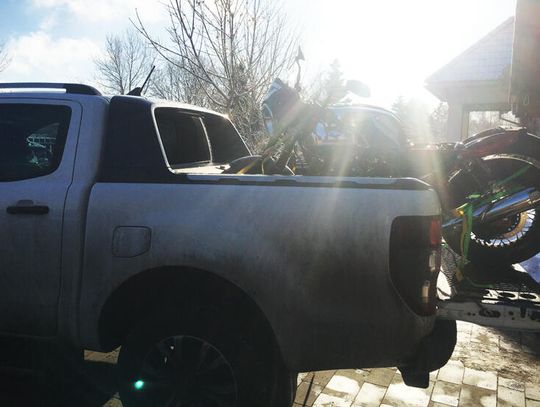 Motocykl przewożony na pick-up? Jak to zrobić i nie zostać pośmiewiskiem internetu