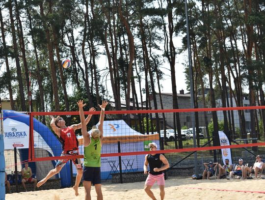 MYSZKÓW. NA DOTYKU JURY OSTATNI TURNIEJ X OTWARTYCH MISTRZOSTW ŚKLĄSKA W SIATKÓWCE PLAŻOWEJ. ZDJĘCIA