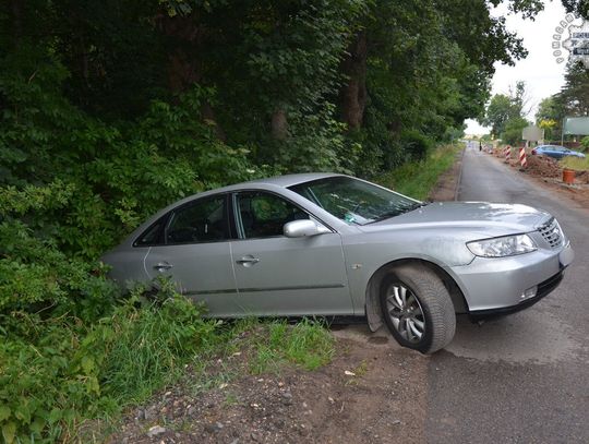 MYSZKÓW.  PIJANY 22-LETNI KIEROWCA HYUNDAI'A, ZASNĄŁ ZA KIEROWNICĄ. POLICJANCI ZNALEŹLI GO W PRZYDROŻNYM ROWIE. ZDJĘCIE