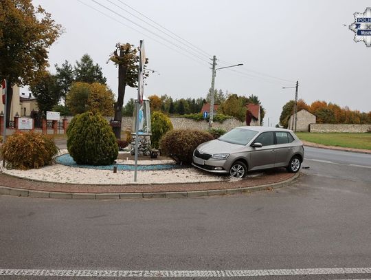 MYSZKÓW. PIJANY REKORDZISTA ZA KERONICĄ - 4 PROMILE ALKOHOLU. ZOSTAWIŁ AUTO NA WYSEPCE RONDA, A POTEM NIE UMIAŁ WYJŚĆ Z ROWU