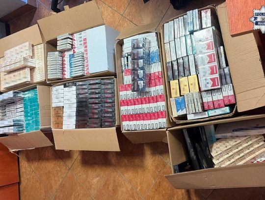 MYSZKÓW. POLICJANCI ZAREKWIROWALI NA TARGOWISKU W ŻARKACH PRAWIE 60 TYSIĘCY NIELEGAKNYCH PAPIEROSÓW I TYTOŃ