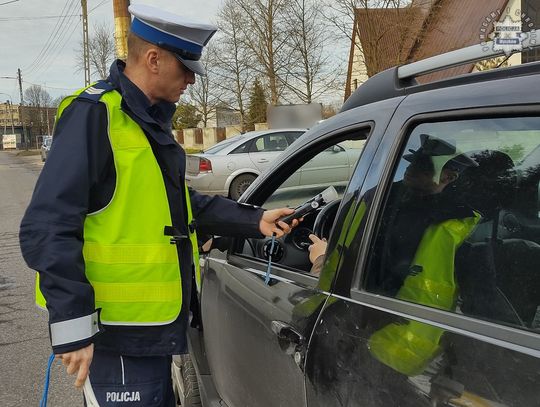 MYSZKÓW. WJECHAŁ DO ROWU I ZASNĄŁ ZA KIEROWNICĄ. NIEPRZYTOMNIE  PIJANY, MIAŁ PONAD 4 PROMILE ALKOHOLU W ORGANIZMIE I ZAKAZ PROWADZENIA POJAZDÓW