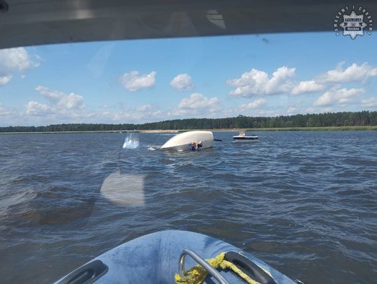 MYSZKOWSCY POLICYJNI WODNIACY RATOWALI DWIE NASTOLATKI, KTÓRE WYPADŁY Z ŻAGLÓWKI NA ZALEWIE W PORAJU