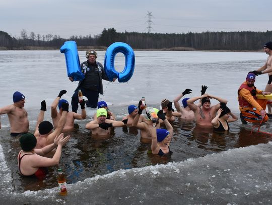 MYSZKOWSKIE MORSY ŚWIĘTOWAŁY 10-LECIE. NIE TYLKO KĄPIEL W PRZERĘBLU ALE TEŻ SAUNA I PIKNIK. ZDJECIA