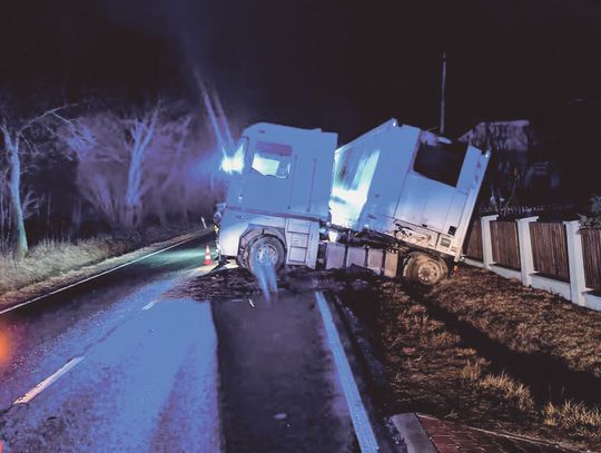 NACZEPA TIRA WPADŁA DO PRZYDROŻNEGO ROWU