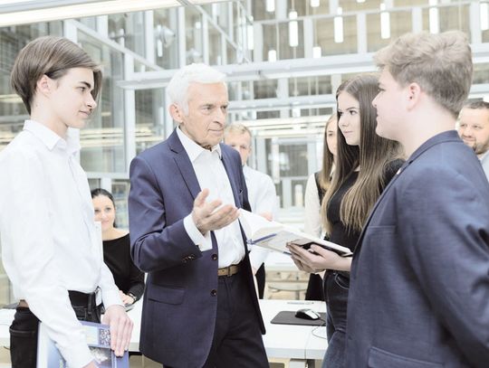 O roli sztuki w walce ze smogiem, innowacjach społecznych, wsparciu dla małych i średnich firm oraz nadchodzącej Wielkanocy - rozmowa z Jerzym Buzkiem, Posłem do Parlamentu Europejskiego, Przewodniczącym Parlamentu Europejskiego (2009-2012) i Premierem RP (1997-2001) O roli sztuki w walce ze smogiem, innowacjach społecznych, wsparciu dla małych i średnich firm oraz nadchodzącej Wielkanocy - rozmowa z Jerzym Buzkiem, Posłem do Parlamentu Europejskiego, Przewodniczącym Parlamentu Europejskiego (2009-2012) i Premierem RP (1997-2001)