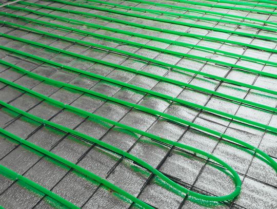 Ogrzewanie podłogowe – koszty. Czy każdy może sobie na nie pozwolić?