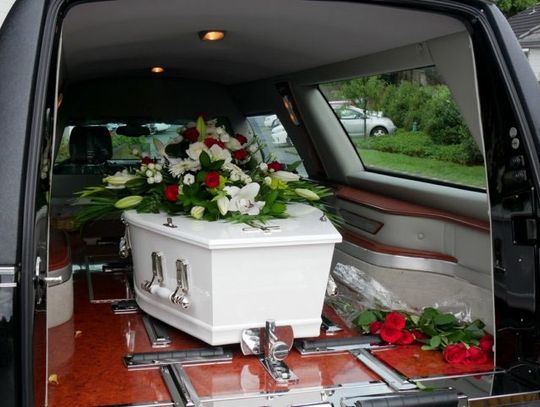 Pęknięte spodnie na pogrzebie mogą wywołać niezłe zamieszanie