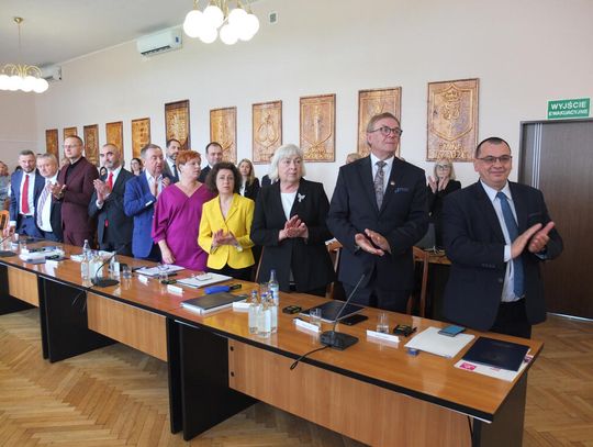 PENSJA STAROSTY „BEZ ZMIAN”? NIE DO KOŃCA. DOSTANIE 1000 ZŁ WIĘCEJ. RADNI PRZYJĘLI UCHWAŁĘ „REGULACYJNĄ”