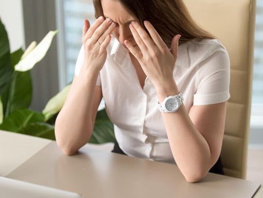 Personel medyczny coraz mocniej odczuwa skutki braków kadrowych w ochronie zdrowia. Zmagają się z wypaleniem zawodowym i chcą odejść z zawodu Personel medyczny coraz mocniej odczuwa skutki braków kadrowych w ochronie zdrowia. Zmagają się z wypaleniem zawodowym i chcą odejść z zawodu