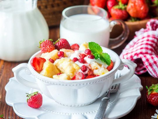 Pierogi z owocami i śmietaną letni obiad który wszyscy lubimy