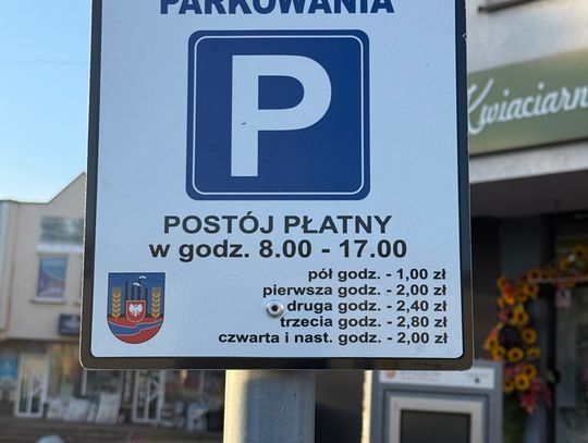 Płatne parkingi paraliżują miasto. Mieszkańcy narzekają na brak miejsc, a pod blokami „wraki”