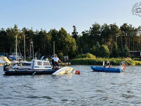 POLICYJNI WODNIACY RATOWALI ŻEGLARZY NA ZALEWIE W PORAJU ZDJĘCIA