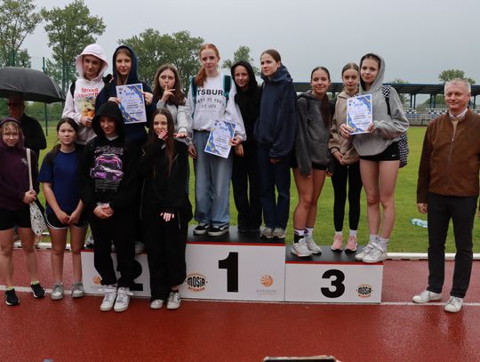 POWIATOWE ZAWODY W SZTAFETACH