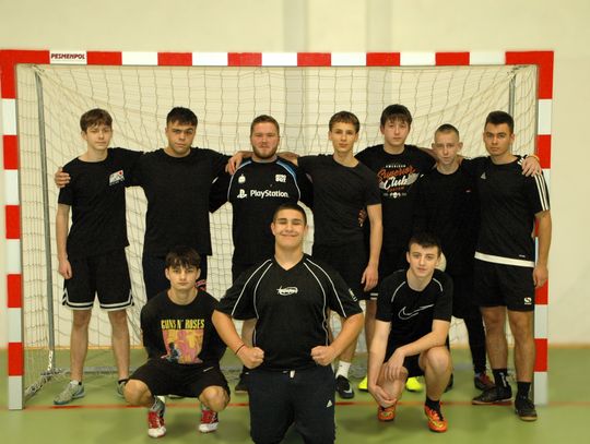 POZOSTAŁA TYLKO JEDNA NIEPOKONANA DRUŻYNA POZOSTAŁA TYLKO JEDNA NIEPOKONANA DRUŻYNA