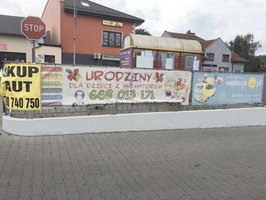 REKLAMY NA OGRODZENIU PRZY MARKECIE TO SAMOWOLKA